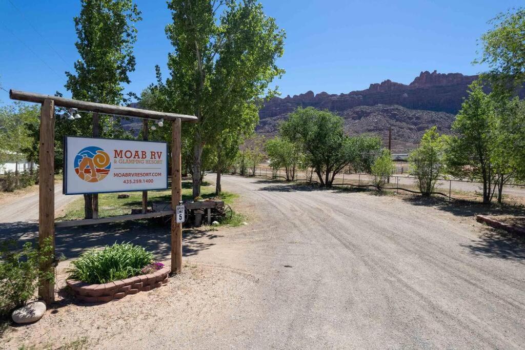 Desert Glamping Getaway Near Moab Arches Villa Exterior photo